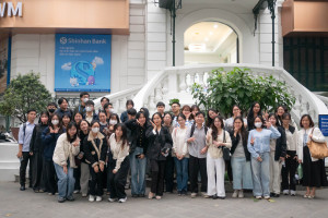 THAM QUAN NGÂN HÀNG SHINHAN BANK VIỆT NAM — CƠ HỘI HỌC, HIỂU, VÀ TRẢI NGHIỆM THỰC TẾ LĨNH VỰC TÀI CHÍNH - NGÂN HÀNG CỦA SINH VIÊN KHÓA 61 CHƯƠNG TRÌNH DB